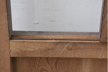 アンティーク建具　明治から大正期　総欅(ケヤキ)材　古い木の風合いと金網入り格子が風情あるくぐり戸1枚　(R-086504)