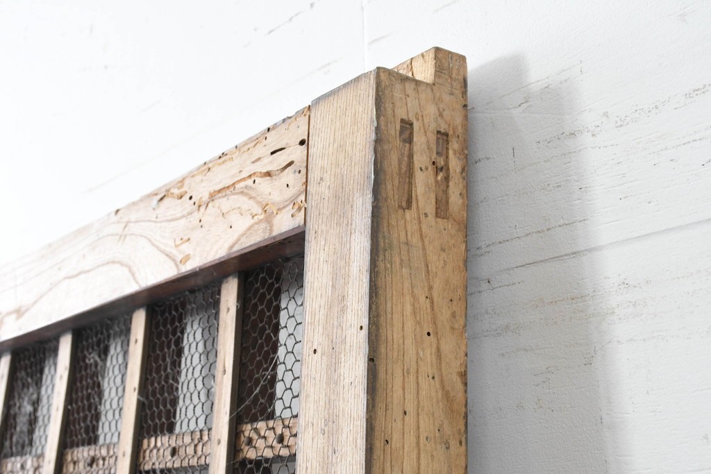 アンティーク建具　明治から大正期　総欅(ケヤキ)材　古い木の風合いと金網入り格子が風情あるくぐり戸1枚　(R-086504)