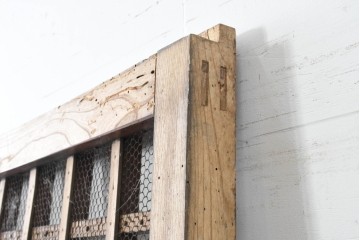 アンティーク建具　明治から大正期　総欅(ケヤキ)材　古い木の風合いと金網入り格子が風情あるくぐり戸1枚　(R-086504)