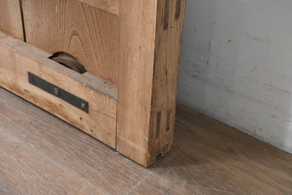 アンティーク建具　明治から大正期　総欅(ケヤキ)材　古い木の風合いと金網入り格子が風情あるくぐり戸1枚　(R-086504)