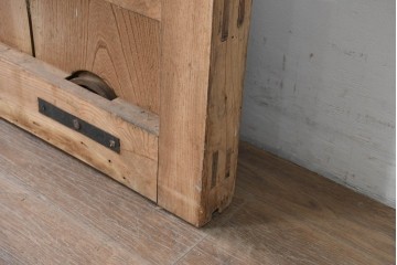 アンティーク建具　明治から大正期　総欅(ケヤキ)材　古い木の風合いと金網入り格子が風情あるくぐり戸1枚　(R-086504)