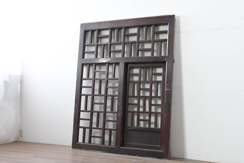 アンティーク建具　明治から大正期　希少デザイン!　漆塗り　優美に連なる幾何学格子が魅力のくぐり戸1枚　(R-086506)