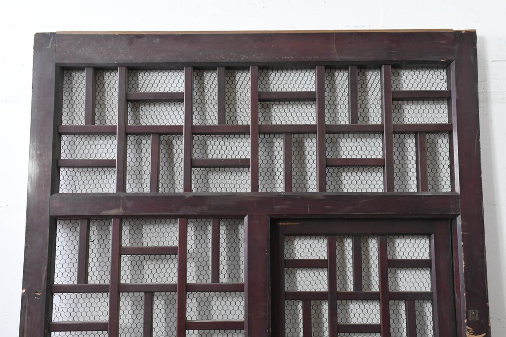 アンティーク建具　明治から大正期　希少デザイン!　漆塗り　優美に連なる幾何学格子が魅力のくぐり戸1枚　(R-086506)