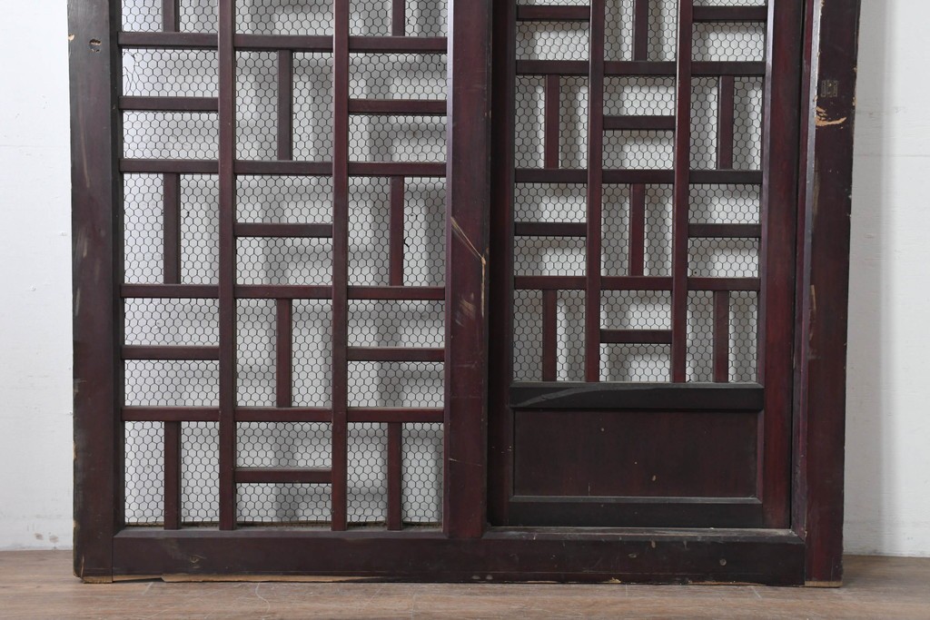 アンティーク建具　明治から大正期　希少デザイン!　漆塗り　優美に連なる幾何学格子が魅力のくぐり戸1枚　(R-086506)