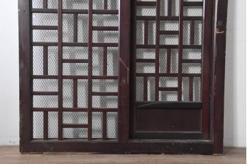 アンティーク建具　明治から大正期　希少デザイン!　漆塗り　優美に連なる幾何学格子が魅力のくぐり戸1枚　(R-086506)