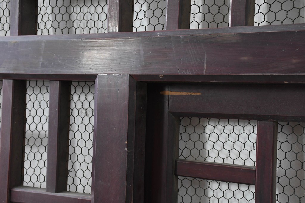 アンティーク建具　明治から大正期　希少デザイン!　漆塗り　優美に連なる幾何学格子が魅力のくぐり戸1枚　(R-086506)