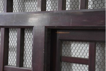 アンティーク建具　明治から大正期　希少デザイン!　漆塗り　優美に連なる幾何学格子が魅力のくぐり戸1枚　(R-086506)