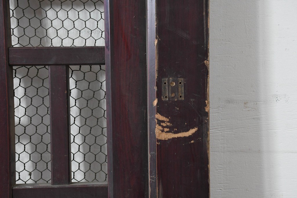 アンティーク建具　明治から大正期　希少デザイン!　漆塗り　優美に連なる幾何学格子が魅力のくぐり戸1枚　(R-086506)