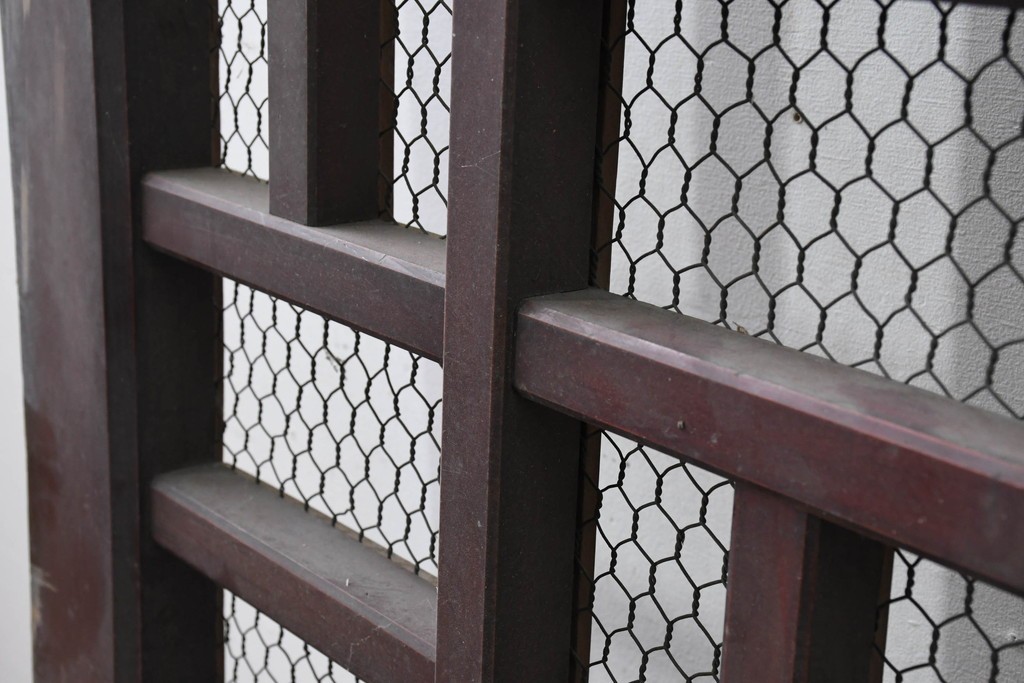 アンティーク建具　明治から大正期　希少デザイン!　漆塗り　優美に連なる幾何学格子が魅力のくぐり戸1枚　(R-086506)