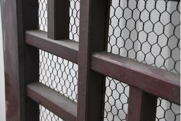 アンティーク建具　明治から大正期　希少デザイン!　漆塗り　優美に連なる幾何学格子が魅力のくぐり戸1枚　(R-086506)