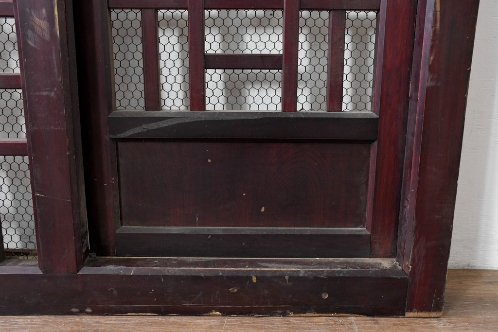 アンティーク建具　明治から大正期　希少デザイン!　漆塗り　優美に連なる幾何学格子が魅力のくぐり戸1枚　(R-086506)