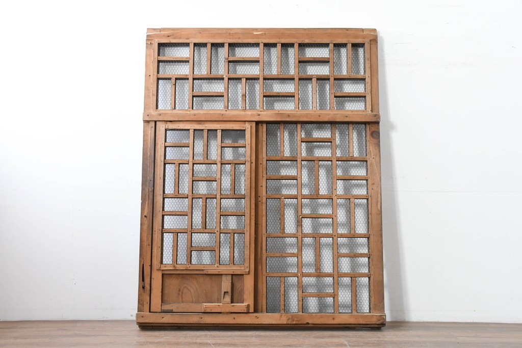 アンティーク建具　明治から大正期　希少デザイン!　漆塗り　優美に連なる幾何学格子が魅力のくぐり戸1枚　(R-086506)