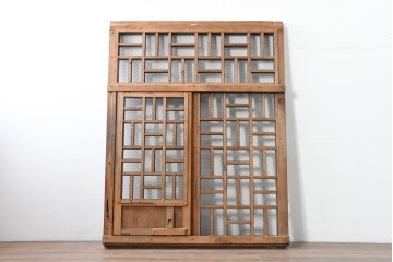 アンティーク建具　明治から大正期　希少デザイン!　漆塗り　優美に連なる幾何学格子が魅力のくぐり戸1枚　(R-086506)