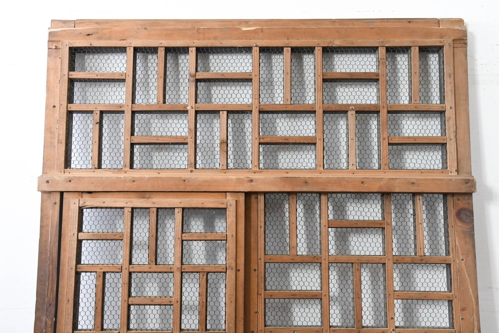 アンティーク建具　明治から大正期　希少デザイン!　漆塗り　優美に連なる幾何学格子が魅力のくぐり戸1枚　(R-086506)