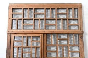 アンティーク建具　明治から大正期　希少デザイン!　漆塗り　優美に連なる幾何学格子が魅力のくぐり戸1枚　(R-086506)