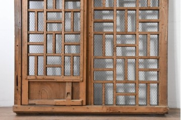 アンティーク建具　明治から大正期　希少デザイン!　漆塗り　優美に連なる幾何学格子が魅力のくぐり戸1枚　(R-086506)