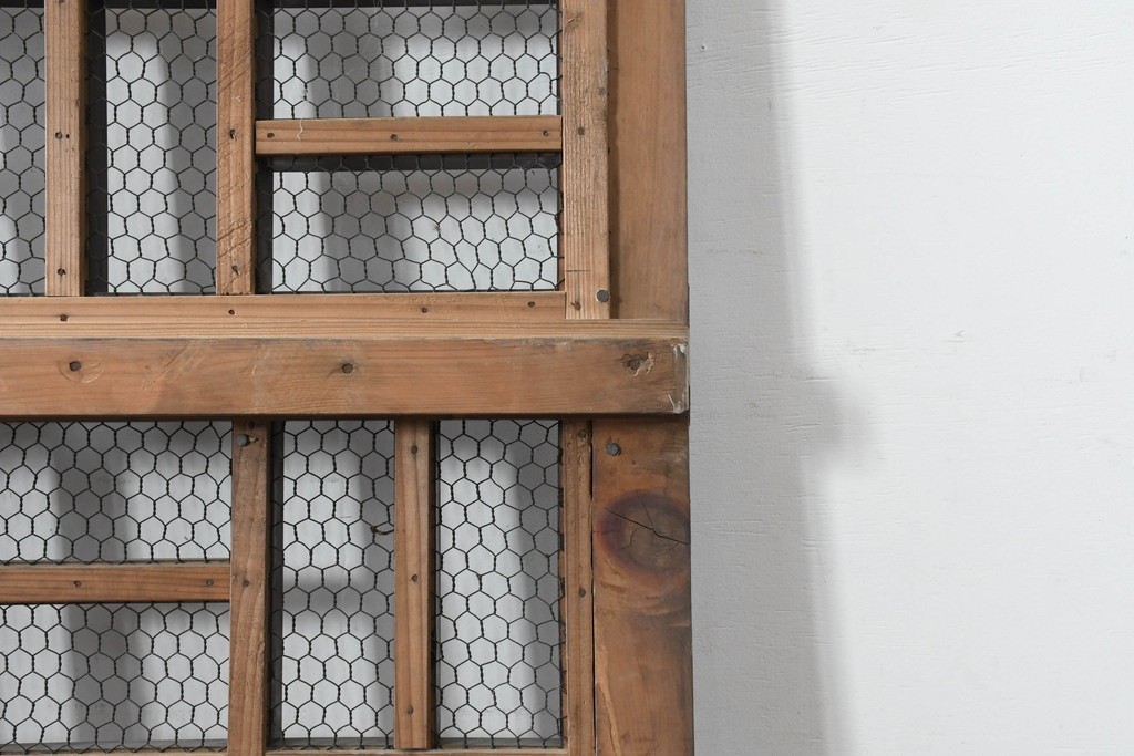 アンティーク建具　明治から大正期　希少デザイン!　漆塗り　優美に連なる幾何学格子が魅力のくぐり戸1枚　(R-086506)