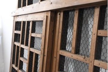 アンティーク建具　明治から大正期　希少デザイン!　漆塗り　優美に連なる幾何学格子が魅力のくぐり戸1枚　(R-086506)