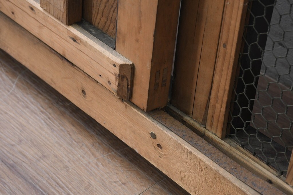 アンティーク建具　明治から大正期　希少デザイン!　漆塗り　優美に連なる幾何学格子が魅力のくぐり戸1枚　(R-086506)