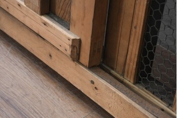 アンティーク建具　明治から大正期　希少デザイン!　漆塗り　優美に連なる幾何学格子が魅力のくぐり戸1枚　(R-086506)