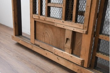 アンティーク建具　明治から大正期　希少デザイン!　漆塗り　優美に連なる幾何学格子が魅力のくぐり戸1枚　(R-086506)