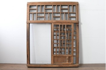 アンティーク建具　明治から大正期　希少デザイン!　漆塗り　優美に連なる幾何学格子が魅力のくぐり戸1枚　(R-086506)