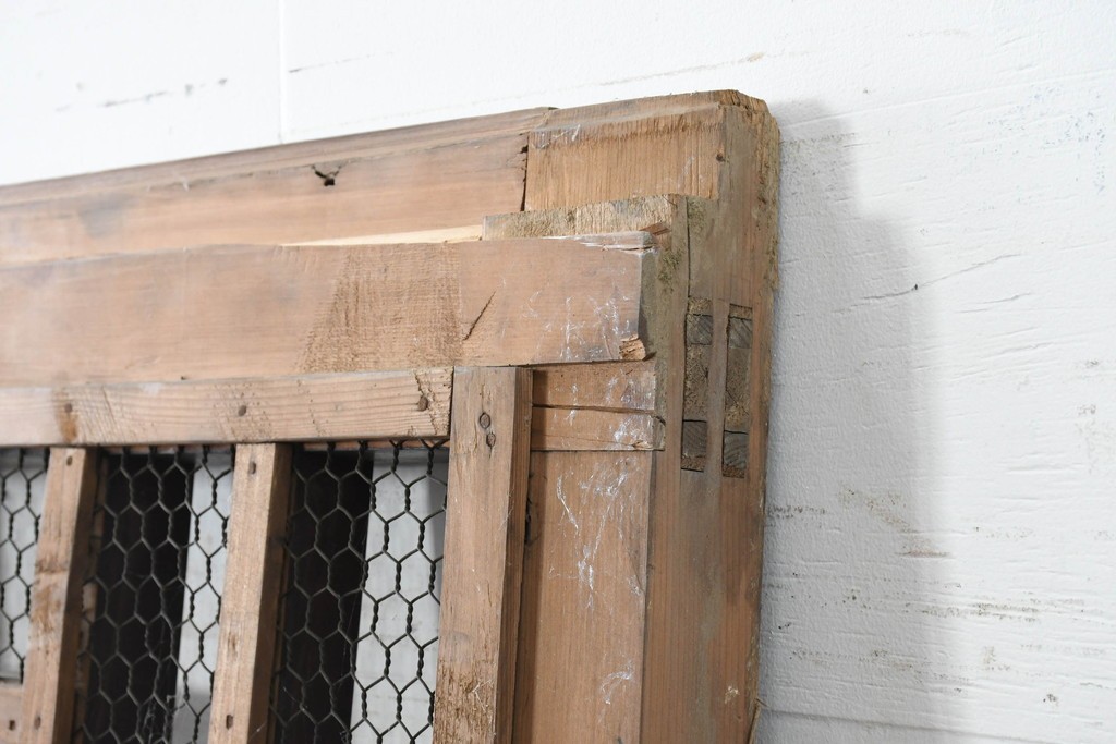 アンティーク建具　明治から大正期　希少デザイン!　漆塗り　優美に連なる幾何学格子が魅力のくぐり戸1枚　(R-086506)