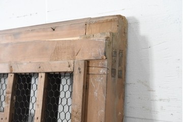 アンティーク建具　明治から大正期　希少デザイン!　漆塗り　優美に連なる幾何学格子が魅力のくぐり戸1枚　(R-086506)