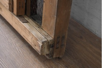 アンティーク建具　明治から大正期　希少デザイン!　漆塗り　優美に連なる幾何学格子が魅力のくぐり戸1枚　(R-086506)