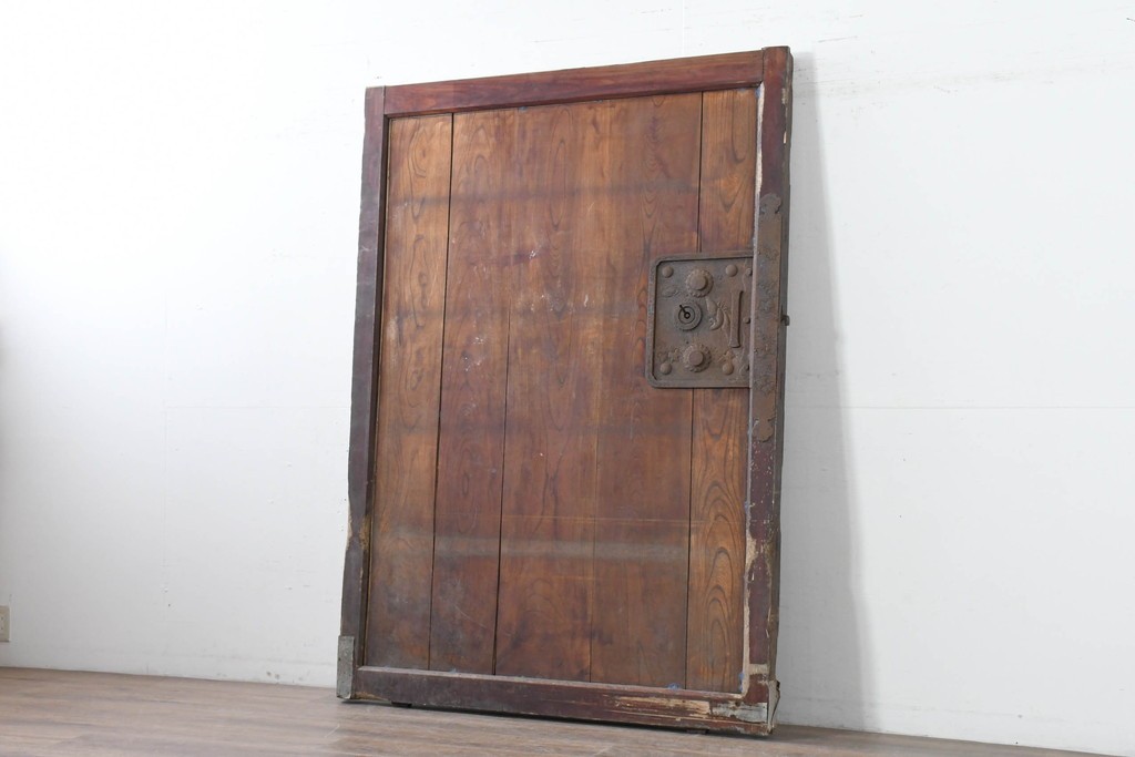 アンティーク建具　明治期　檜(ヒノキ)材・欅(ケヤキ)材　彫刻(鳳凰)入り金具が目を惹く重厚な庄内蔵戸1枚　(R-086507)