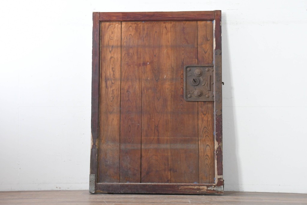 アンティーク建具　明治期　檜(ヒノキ)材・欅(ケヤキ)材　彫刻(鳳凰)入り金具が目を惹く重厚な庄内蔵戸1枚　(R-086507)
