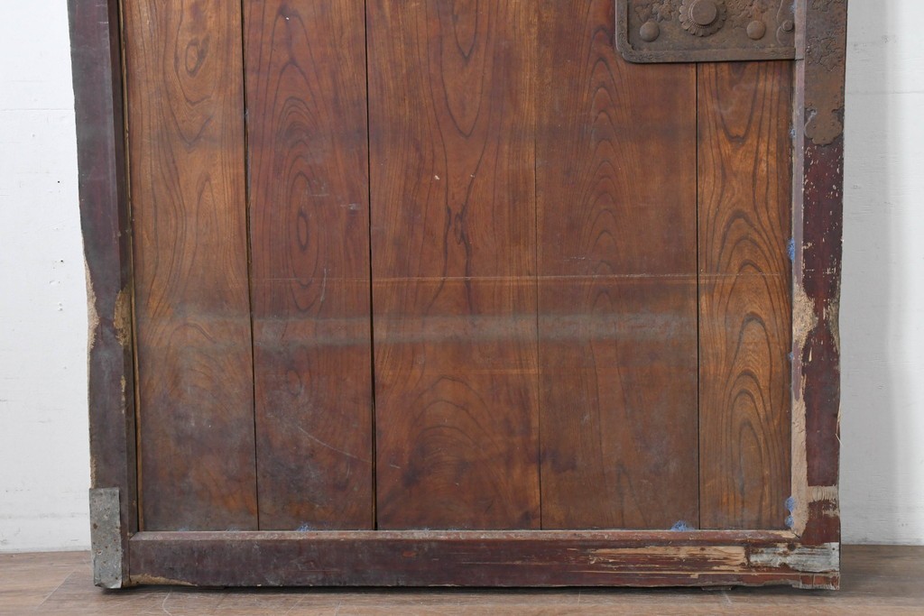 アンティーク建具　明治期　檜(ヒノキ)材・欅(ケヤキ)材　彫刻(鳳凰)入り金具が目を惹く重厚な庄内蔵戸1枚　(R-086507)
