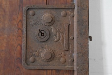 アンティーク建具　明治期　檜(ヒノキ)材・欅(ケヤキ)材　彫刻(鳳凰)入り金具が目を惹く重厚な庄内蔵戸1枚　(R-086507)