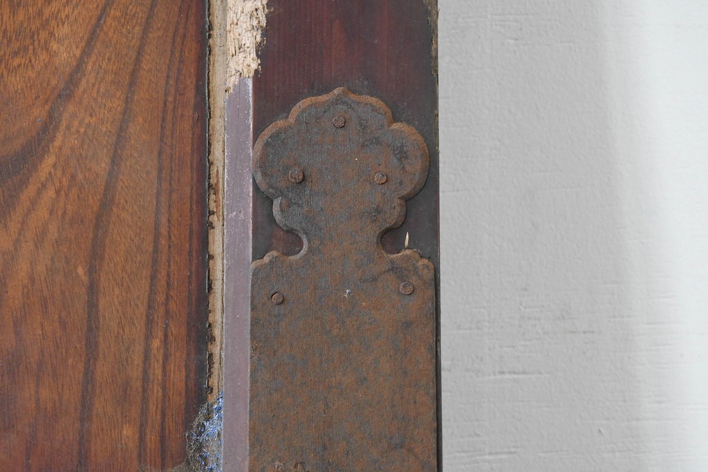 アンティーク建具　明治期　檜(ヒノキ)材・欅(ケヤキ)材　彫刻(鳳凰)入り金具が目を惹く重厚な庄内蔵戸1枚　(R-086507)