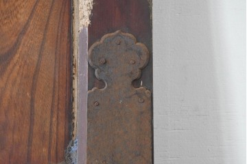 アンティーク建具　明治期　檜(ヒノキ)材・欅(ケヤキ)材　彫刻(鳳凰)入り金具が目を惹く重厚な庄内蔵戸1枚　(R-086507)