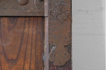 アンティーク建具　明治期　檜(ヒノキ)材・欅(ケヤキ)材　彫刻(鳳凰)入り金具が目を惹く重厚な庄内蔵戸1枚　(R-086507)