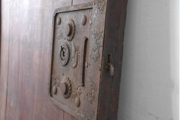 アンティーク建具　明治期　檜(ヒノキ)材・欅(ケヤキ)材　彫刻(鳳凰)入り金具が目を惹く重厚な庄内蔵戸1枚　(R-086507)