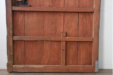 アンティーク建具　明治期　檜(ヒノキ)材・欅(ケヤキ)材　彫刻(鳳凰)入り金具が目を惹く重厚な庄内蔵戸1枚　(R-086507)