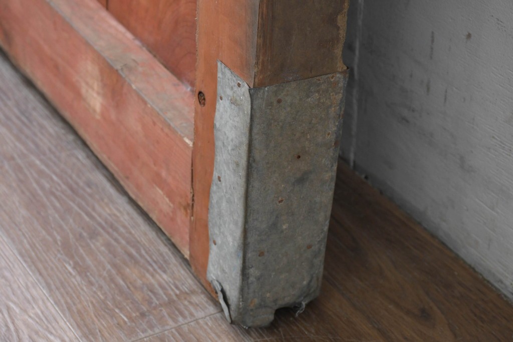アンティーク建具　明治期　檜(ヒノキ)材・欅(ケヤキ)材　彫刻(鳳凰)入り金具が目を惹く重厚な庄内蔵戸1枚　(R-086507)
