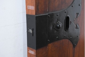 アンティーク建具　明治から大正期　重厚感のある総欅(ケヤキ)材一枚板の蔵戸1枚　(R-086508)