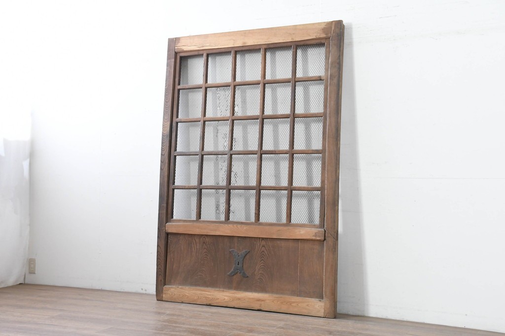 アンティーク建具　明治から大正期　欅(ケヤキ)材　金網入りのきつね格子蔵戸1枚　※反り有り　(R-086509)