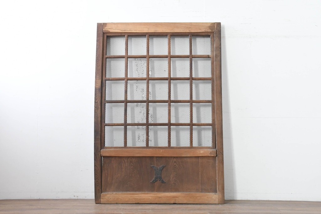アンティーク建具　明治から大正期　欅(ケヤキ)材　金網入りのきつね格子蔵戸1枚　※反り有り　(R-086509)