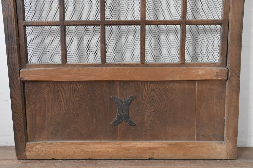 アンティーク建具　明治から大正期　欅(ケヤキ)材　金網入りのきつね格子蔵戸1枚　※反り有り　(R-086509)