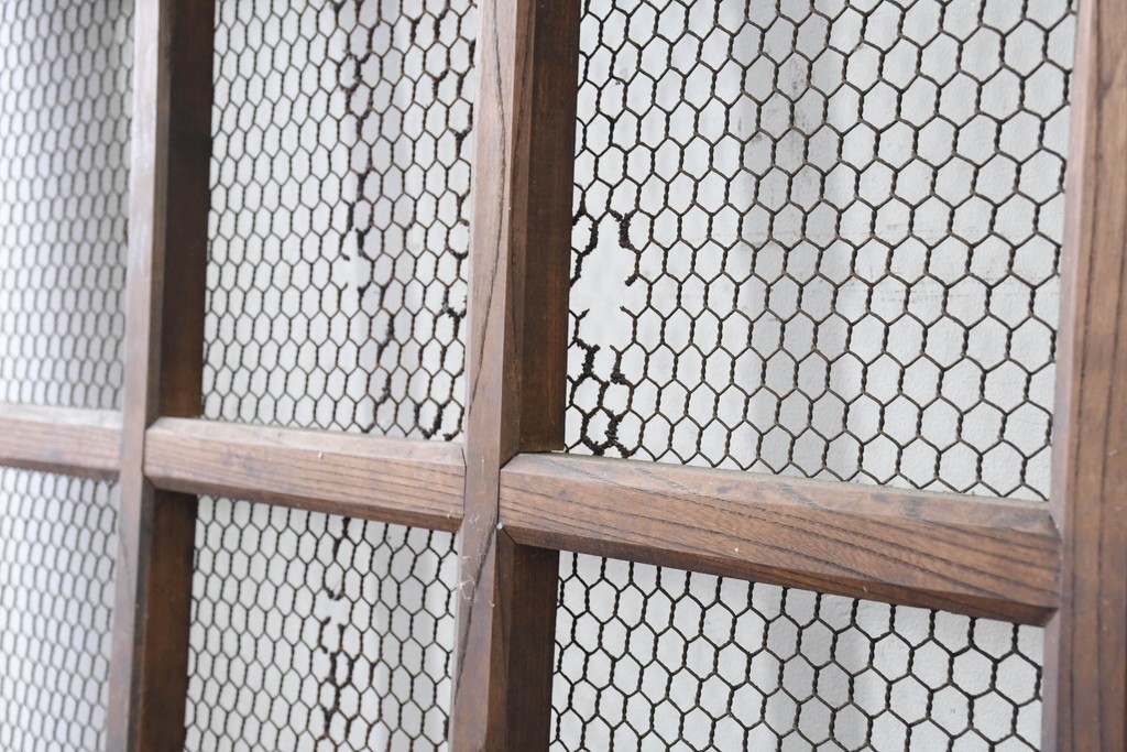 アンティーク建具　明治から大正期　欅(ケヤキ)材　金網入りのきつね格子蔵戸1枚　※反り有り　(R-086509)