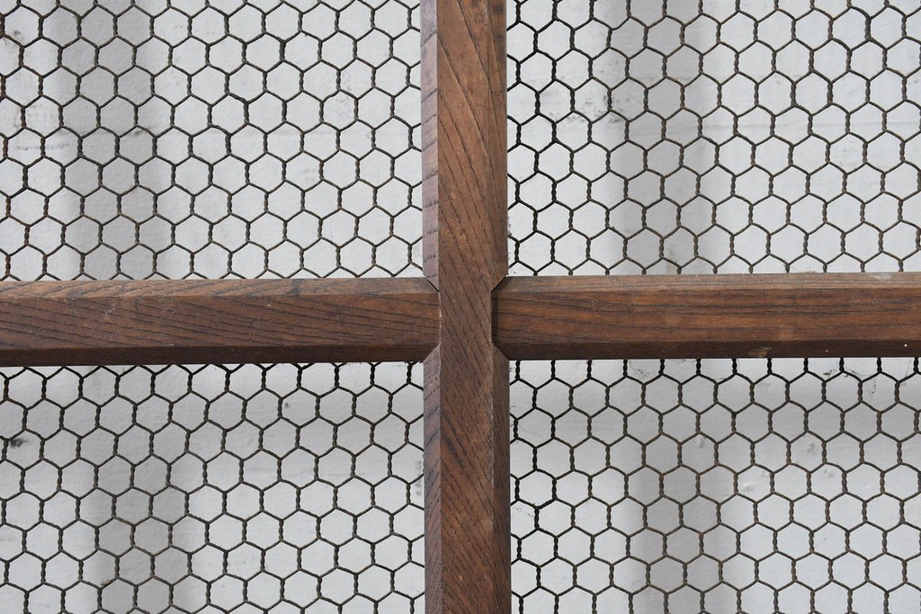 アンティーク建具　明治から大正期　欅(ケヤキ)材　金網入りのきつね格子蔵戸1枚　※反り有り　(R-086509)