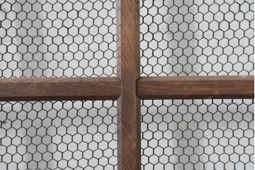 アンティーク建具　明治から大正期　欅(ケヤキ)材　金網入りのきつね格子蔵戸1枚　※反り有り　(R-086509)