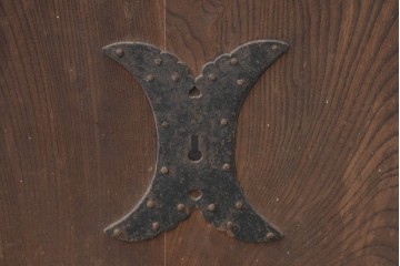 アンティーク建具　明治から大正期　欅(ケヤキ)材　金網入りのきつね格子蔵戸1枚　※反り有り　(R-086509)