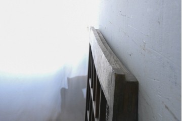 アンティーク建具　明治から大正期　欅(ケヤキ)材　金網入りのきつね格子蔵戸1枚　※反り有り　(R-086509)