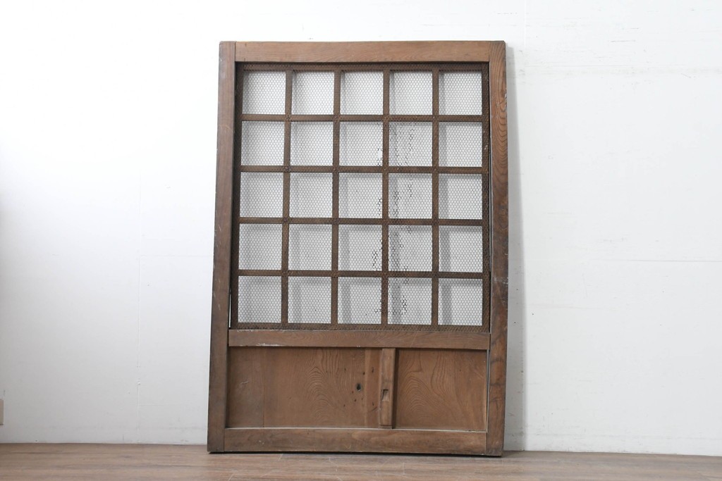 アンティーク建具　明治から大正期　欅(ケヤキ)材　金網入りのきつね格子蔵戸1枚　※反り有り　(R-086509)