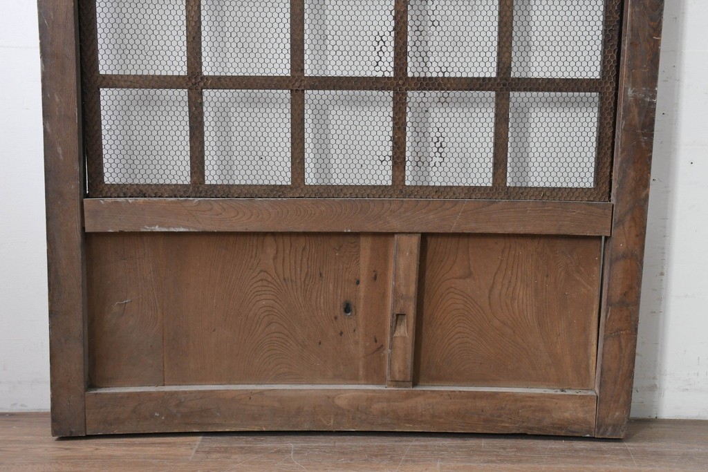 アンティーク建具　明治から大正期　欅(ケヤキ)材　金網入りのきつね格子蔵戸1枚　※反り有り　(R-086509)